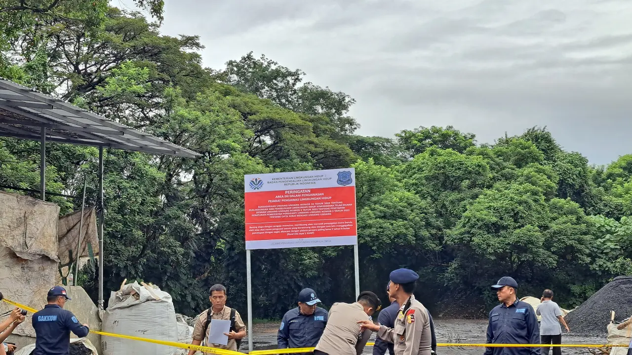 Menteri Lingkungan Hidup (LH) Hanif Faisol Nurofiq menyegel pabrik di kawasan Kabupaten Tangerang karena limbahnya mencemari sungai dan saluran air warga. (Liputan6.com/Pramita Tristiawati)