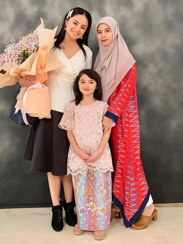 6 Potret Kebersamaan Sienna Ameerah dan Ibu Sambungnya, Kompak Banget