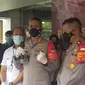 Kapolres Metro Tangerang Kota merilis kasus pembakaran bengkel oleh dokter berinisial MA, yang menewaskan kekasih dan orangtuanya. (Liputan6.com/Pramita Tristiawati)