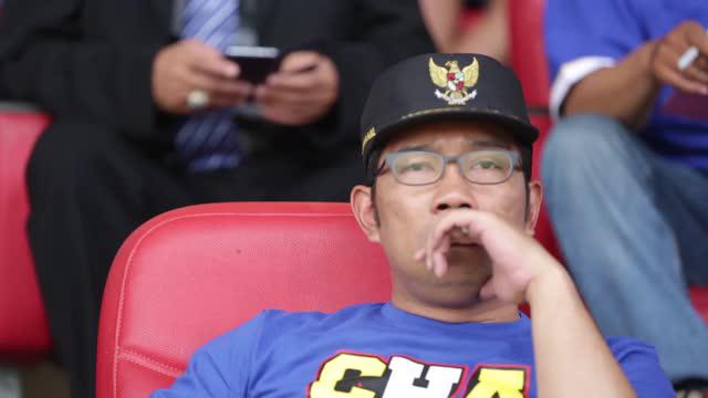Ekspresi Ridwan Kamil walikota Bandung Jawa Barat saat menyaksikan gol Persib Bandung dalam laga persahabatan pada hari Sabtu (24/10/2015).
