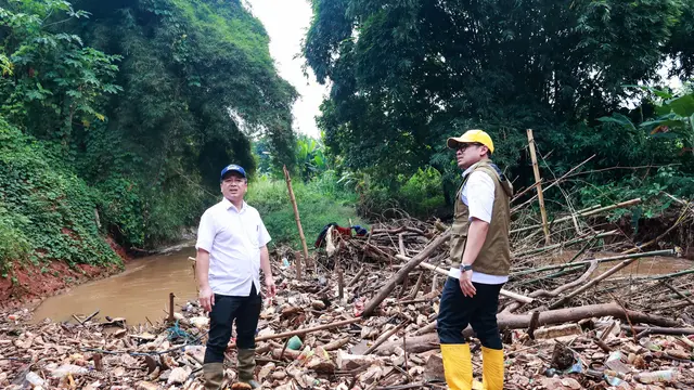 Aliran Sungai Terganggu, Wakil Wali Kota Pilar Terobos Timbunan Sampah di Kali Angke