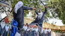 Gadis-gadis muslim memainkan pedang dan tongkat saat berlatih seni bela diri Vovinam untuk tampil dalam Hari Perempuan Internasional di sekolah menengah St Maaz, Hyderabad, India, Kamis (5/3/2020). Vovinam adalah seni bela diri menggunakan pedang dan tongkat asal Vietnam. (NOAH SEELAM/AFP)