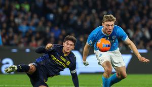 Rasmus Hojlund dan Alessandro Circati berebut bola dalam laga Serie A antara Napoli vs Parma di Naples, 15 Januari 2026. (Alessandro Garofalo/LaPresse via AP)