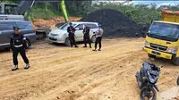 Jajaran Ditreskrimsus Polda Kaltim saat membongkar praktik tambang batu bara ilegal di kawasan konservasi BOSF, Samboja, Kukar. (Istimewa)