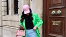 Seperti portret ini, Donna memadukan blazer hijau dengan turtleneck top hitam dan celana jeans. Topi dan tas berwarna pink pun buat penampilannya makin stunning. (Instagram/donnaharunofficial).