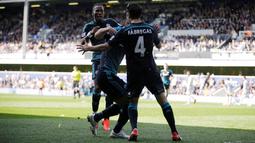 Akan tetapi saat merayakan gol tersebut, pemain Chelsea dilempari suporter QPR mulai dari korek gas, koin, dan berbagai benda lainnya. (AP Photo/Matt Dunham)