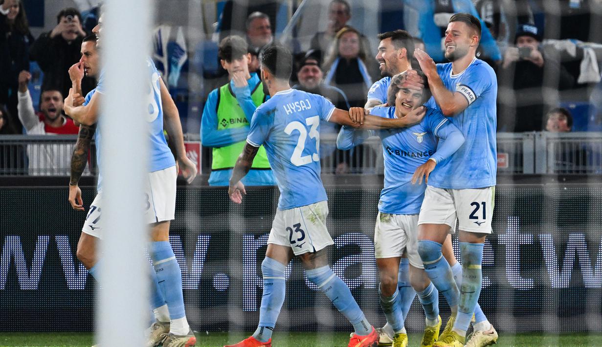 Dengan koleksi 30 poin menyamai raihan AC Milan, Lazio sukses menggusur Rossoneri dari posisi kedua karena unggul selisih gol, 18 berbanding 13. (AFP/Alberto Pizzoli)