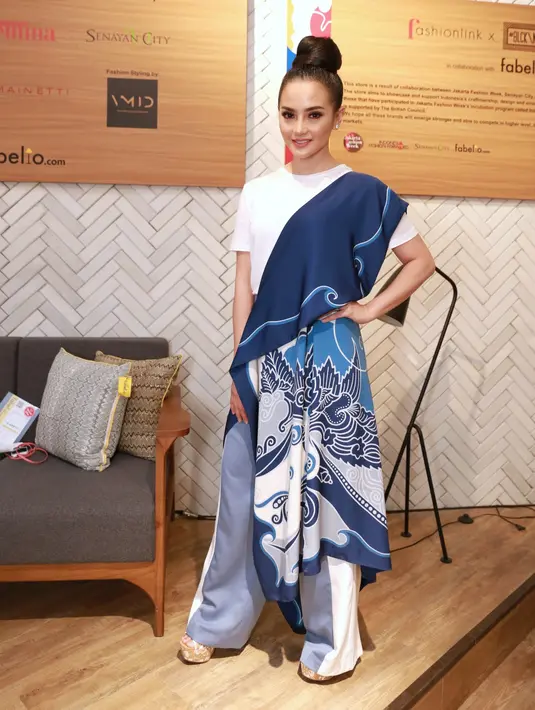 Seperti halnya saat menghadiri acara fashion show, Ririn begitu memikat dengan berbusana bernuansa biru dan putih. Selain itu, ada unsur batik yang juga membuat penampilannya makin cantik. (Adrian Putra/Bintang.com)
