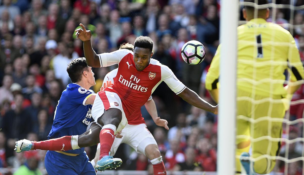 Striker Arsenal, Danny Welbeck, duel udara dengan gelandang Everton, Morgan Schneiderlin pada laga Premier League, di Stadion Emirates, Minggu (21/5/2017).  Arsenal menang 3-1. (EPA/Gerry Penny)