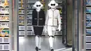 Dua robot super fashionable membawakan rancangan desainer Jerman, Karl Lagerfeld untuk koleksi musim semi 2017 di Paris Fashion Week, Prancis, Selasa (4/10). Kedua robot memakai setelan klasik Chanel dengan warna hitam dan putih. (REUTERS/Charles Platiau)