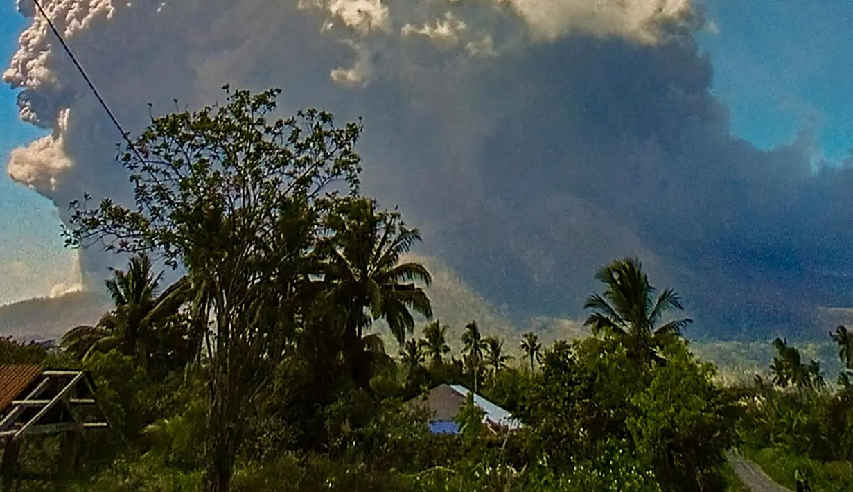 <p>Petugas Pos Pemantau Gunung Lewotobi Laki-Laki menginformasikan bahwa telah terjadi erupsi gunung Lewotobi Laki-laki, Nusa Tenggara Timur pada Senin 7 Juli 2025 pukul 11:05 WITA. (Handout/Indonesia's Geological Agency/AFP)</p>
