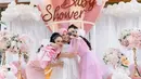 Gelar baby shower anak pertama, begini penampilan kompak Ashanty dan Kris Dayanti dalam balutan outfit serba pink. [@ashanty_ash/@krisdayantilemos/@aurelie.hermansyah]
