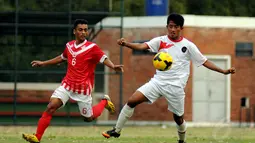Pemain tengah Timnas Indonesia U23, Bayu Gatra Sanggiawan (kanan), mencoba menguasai bola dari kejaran salah satu pemain Pra PON DKI Jakarta di lapangan SPH Karawaci, Tangerang, (9/9/2014). (Liputan6.com/Helmi Fithriansyah)