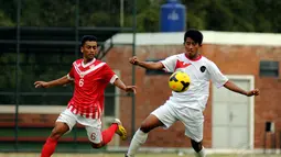 Pemain tengah Timnas Indonesia U23, Bayu Gatra Sanggiawan (kanan), mencoba menguasai bola dari kejaran salah satu pemain Pra PON DKI Jakarta di lapangan SPH Karawaci, Tangerang, (9/9/2014). (Liputan6.com/Helmi Fithriansyah)