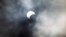 Potret langit ketika matahari parsial terjadi di Abidjan, Pantai Gading, Kamis (1/9). Pemandangan tersebut merupakan bagian dari fenomena gerhana matahari cincin dengan titik 'great eclipse' di Tanzania. (REUTERS/Luc Gnago)
