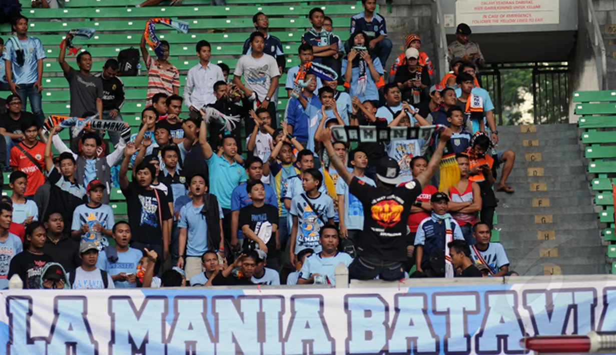 Sejumlah suporter Persela Lamongan menyaksikan langsung laga Laskar Joko Tingkir melawan Persija di Stadion GBK Jakarta, Minggu (1/3/2015). Persija kalah 0-1 dari Persela. (Liputan6.com/Helmi Fithriansyah)