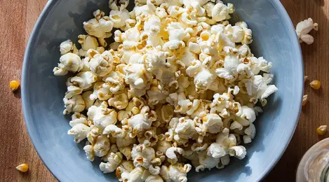 Asal Mula Terciptanya Popcorn, Camilan Renyah Yang Identik Dengan Bioskop -  Lifestyle Fimela.com
