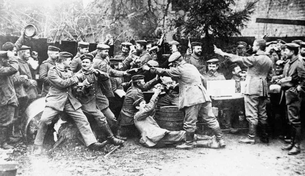 Tentara Jerman merayakan Natal di lokasi yang tidak diketahui selama Perang Dunia I pada tahun 1914. Perang Dunia I adalah konflik paling mematikan keenam dalam sejarah dunia. (AP Photo, File)