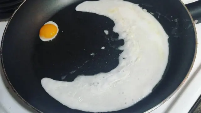 Potret Telur Ceplok Unik Ala Warganet. (Sumber: Boredpanda)