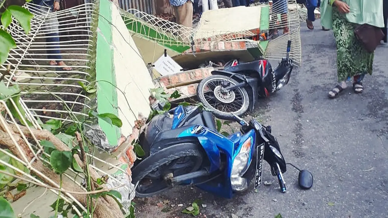 Tembok Sekolah Roboh