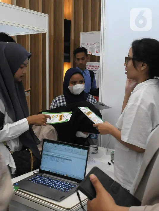 Sebagai informasi, Mega Bekasi Job Fair digelar selama tiga hari, dimulai pukul 08.00-16.00 dari tanggal 17-19 Oktober 2023 di Mall Mega Bekasi. (merdeka.com/Imam Buhori)