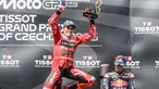 Pembalap MotoGP dari tim Ducati Lenovo Team asal Spanyol, Marc Marquez (kiri) merayakan kemenangannya di podium MotoGP Ceko di sirkuit Masaryk, Brno, Ceko, 20 Juli 2025. (Michal Cizek/AFP)