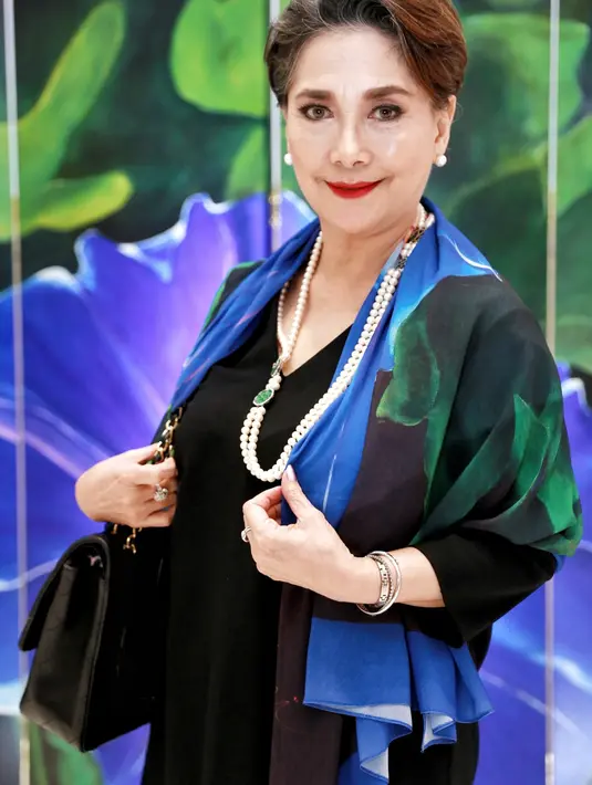 "Partisipasi saya ikut jalan untuk memperagakan selendang karya Kartini Basuki," kata Widyawati di Ciputra Artpreneur, kawasan Kuningan, Jakarta Selatan, Selasa (15/11). (Adrian Putra/Bintang.com)