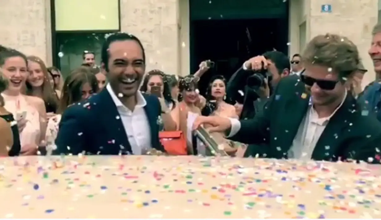 Ario Bayu resmi menikah dengan Valentine Payen, perempuan asal Prancis. Pernikahan digelar di kota Corme-Royal, Sabtu (8/7/2017) pagi waktu setempat. (Instagram/risasuseanty)