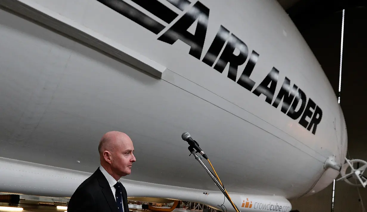 CEO HAV Stephen McGlennan memberikan keterangan tentang The Airlander 10 di Cardington Airfield, Bedfordshire, Senin (21/3). Airlander 10 adalah pesawat hybrid, atau gabungan dari pesawat jet dan zeppelin yang dikenal mirip balon udara (ADRIAN DENNIS/AFP)