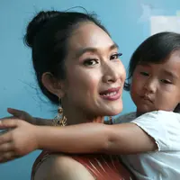 Sejak tahun 2010, pemeran dalam film Air Mata Terakhir Bunda itu menetap di Pulau Dewata. Ditemui di kawasan Kapten Tendean, Jakarta Selatan, Jumat (27/10), ia mengaku sejak lama menginginkan tinggal di kota kecil saat menikah. (Nurwahyunan/Bintang.com)