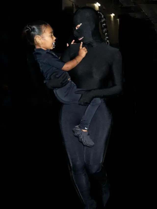 6 Potret Kim Kardashian Pakai Outfit hingga Tutupi Wajah, Tak Hanya di Met Gala