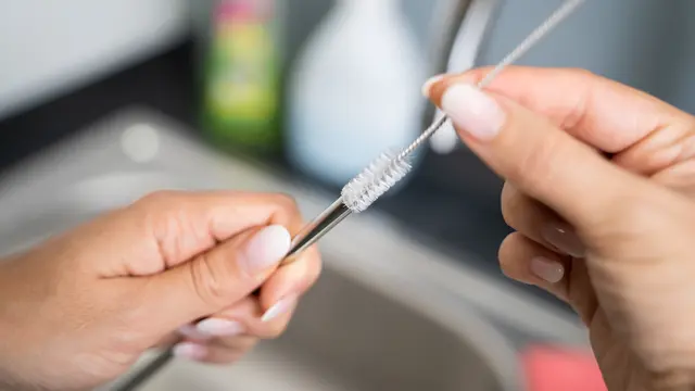 membersihkan sedotan