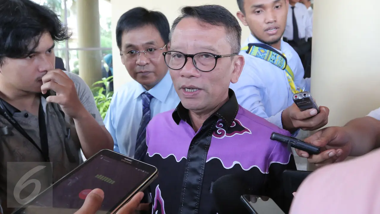 Dirjen Pajak Ken Dwijugiasteadi melakukan kunjungan ke pasar tanah abang pada Senin ini.