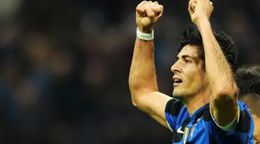 Inter Milan&#039;s Argentinian forward Julio Ricardo Cruz celebrates after scoring against Udinese during their Italian Serie A football match on November 9, 2008 at San Siro Stadium in Milan. Inter defeated Udinese 1-0. AFP PHOTO / GIUSEPPE CACACE 