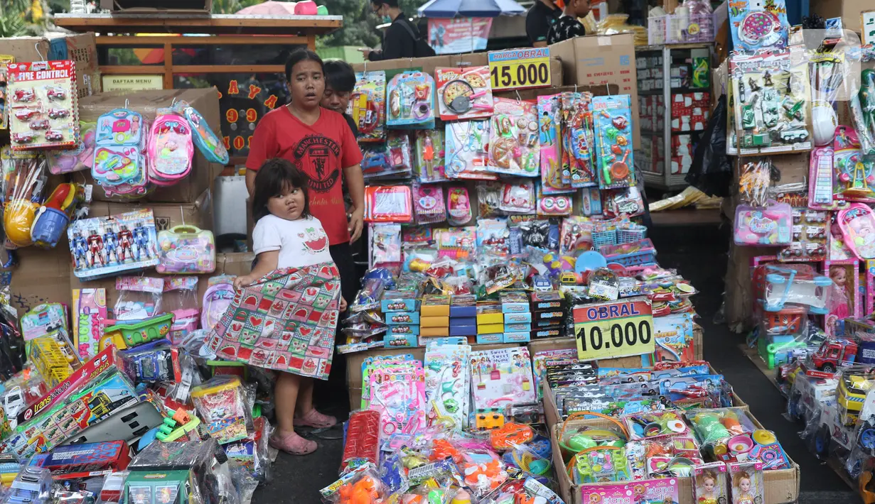 Aktivitas jual beli mainan produk China di Pasar Pagi, Jakarta, Rabu (29/1/2020). Kasubdit Komunikasi Bea dan cukai, Deni Surjantoro mengatakan hingga kini belum ada barang dari China yang masuk ke Indonesia terindikasi membawa virus aneh setelah mewabahnya virus corona. (Liputan6.com/Angga Yuniar)