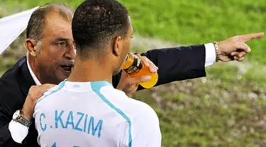 Coach of the Turkish national team Fatih Terim talks to midfielder Kazim Kazim during the Euro 2008 Championships Group A football match Switzerland vs Turkey on June 11, 2008 at Jakob-Park stadium in Basel, Switzerland. AFP PHOTO / JOHN MACDOUGALL