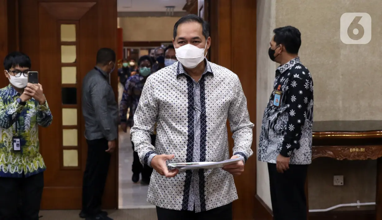 Menteri Perdagangan Muhammad Lutfi saat akan rapat kerja dengan Komisi VI DPR di Kompleks Parlemen, Jakarta, Kamis (17/3/2022). Dalam rapat tersebut Muhammad Lutfi menyampaikan penjelasan terkait minyak goreng serta dihapusnya Harga Eceran Tertinggi (HET). (Liputan6.com/Angga Yuniar)