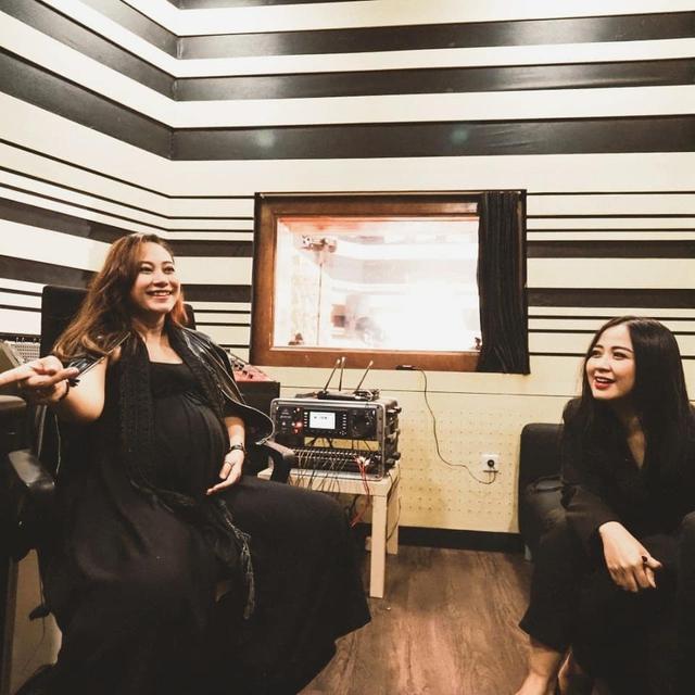 Jadi Vokali Cokelat Band, Ini 6 Kebersamaan Astrid dan Ayu Ratna