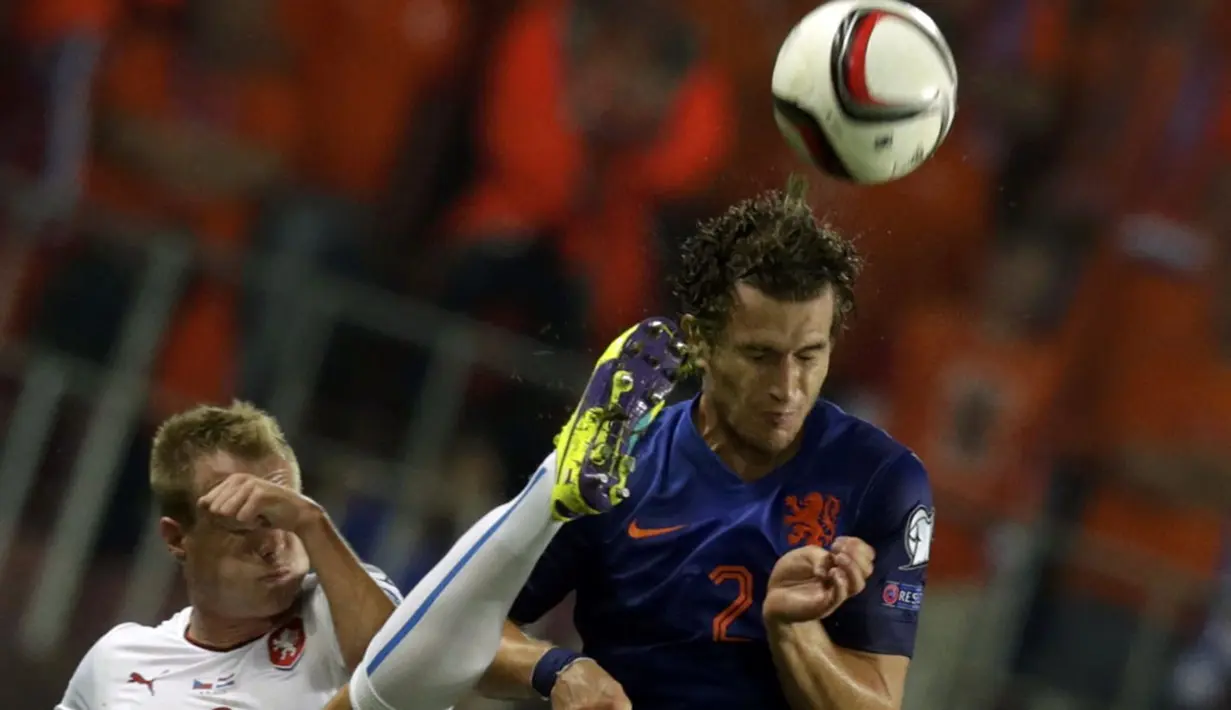 Pemain belakang Republik Ceko, David Limbersky (kiri), berebut bola dengan bek Belanda, Daryl Janmaat, di laga kualifikasi Piala Eropa 2016 grup A di Generali Arena Praha, (9/9/2014). (REUTERS/David W Cerny)