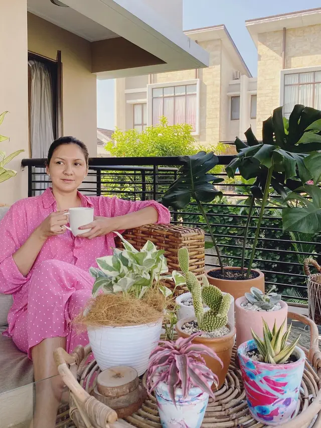 Terlihat Awet Muda, Ini 6 Potret Donna Agnesia saat Tanpa Makeup