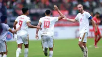 Pemain PSM Makassar, Everton (tengah) melakukan selebrasi setelah mencetak gol ke gawang Persija Jakarta pada laga pekan ke-20 BRI Liga 1 2022/2023 di Stadion Patriot Candrabhaga, Bekasi, Rabu (25/1/2023). PSM Kalah dengan skor 2-4. (Bola.com/M Iqbal Ichsan)