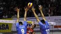 Bhayangkara Surabaya Samator kalah 1-3 (20-25, 21-25, 25-15, 24-26) dari Jakarta Pertamina Energi pada lanjutan Proliga 2017. (Bola.com/Fahrizal Arnas)