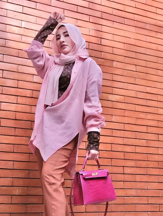 Warna merah muda memang cocok dipakai oleh Shandy Purnamasari. Ia terlihat awet muda dan tampak menawan dengan outfit warna merah muda. Ditambah tas mewah merah mudanya melengkapi penampilan elegan Shandy Purnamasari. (Liputan6.com/IG/@shandypurnamasari)