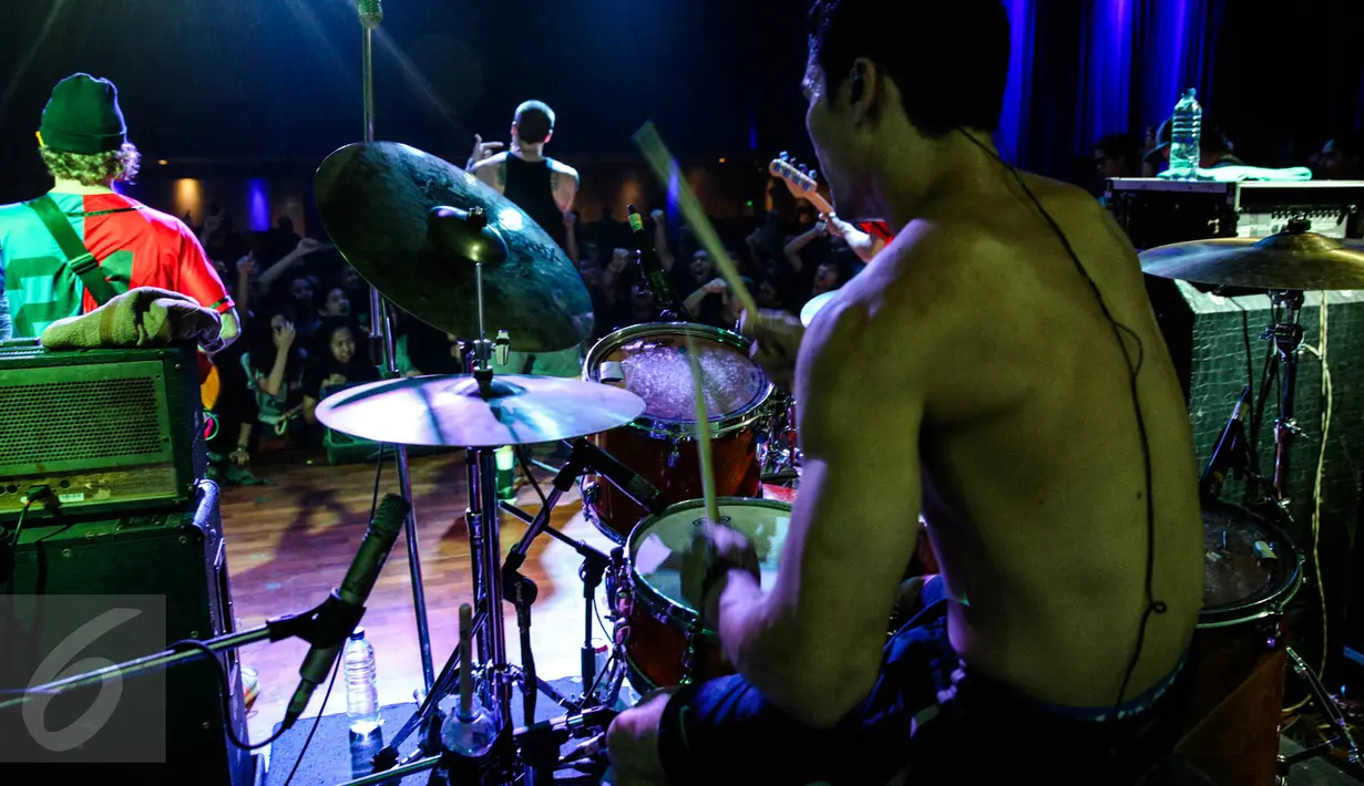 Aksi band pop punk The Story So Far saat konser yang bertajuk The Story So Far & Man Overboard Suppy World di Jakarta, Minggu (30/8/2015). Band asal Amerika ini berhasil memuaskan para penggemarnya di  Jakarta. (Liputan6.com/Faizal Fanani)
