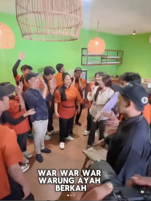 6 Potret Ayu Ting Ting di Pembukaan Cabang Warung Makan Ayah Ojak, Beri Dukungan