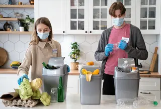 langkah sederhana seperti mengurangi penggunaan plastik, menggunakan kembali barang yang ada, hingga membuat alternatif sendiri di rumah bisa membantu menekan jumlah sampah plastik secara bertahap. (foto/dok: freepik)
