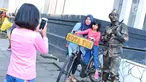 Pengunjung berfoto bersama "manusia patung" di kawasan Kota Tua, Jakarta, Kamis (21/9). Kawasan Kota Tua menjadi salah satu tujuan warga Jakarta dan sekitarnya untuk mengisi libur Tahun Baru Islam. (Liputan6.com/Helmi Afandi)
