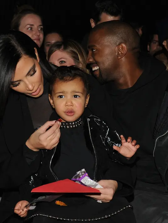 North West memang terkenal dengan fesyen nya yang sangat sosialita, meski dirinya baru menginjak usia balita. (AFP/Bintang.com)