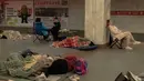 Perserikatan Bangsa Bangsa (PBB) melaporkan, serangan di kota Kharkiv dan Zaporizhzhia menewaskan sedikitnya 10 orang, termasuk tiga di antaranya anak-anak, sementara 23 orang lainnya mengalami luka-luka. (Roman PILIPEY/AFP)