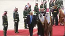 Presiden AS Donald Trump berbincang dengan Raja Salman saat tiba di Bandara Internasional Raja Khalid di Riyadh (20/5). Kunjungan ini merupakan kunjungan luar negri Trump pertama sebagai Presiden AS. (AFP/Saudi Royal Palace/Bandar Al-Jalou)